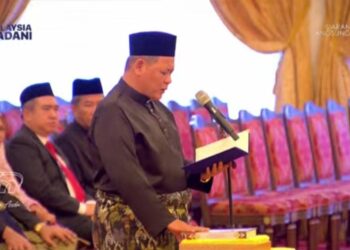 AMINUDDIN Harun mengangkat sumpah sebagai Menteri Besar Negeri Sembilan di hadapan Yang di-Pertuan Besar Negeri Sembilan, Tuanku Muhriz Ibni Almarhum Tuanku Munawir Balairung Seri, Istana Besar Seri Menanti, Kuala Pilah semalam.