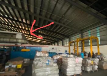 STRUKTUR binaan dalam sebuah kilang bateri dikhuatiri akan digunakan untuk kerja-kerja berkaitan plat plumbum di atas tapak diwarta sebagai perindustrian sederhana dan ringan dekat Kampung Jenjarom di Kuala Langat, Selangor.