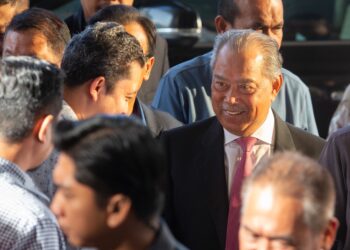 MUHYIDDIN Yassin tiba di Mahkamah Tinggi Kuala Lumpur bagi keputusan permohonan untuk membatalkan empat pertuduhan menggunakan kedudukan. UTUSAN/SHIDDIEQIIN ZON.