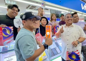 MUHAMMAD Sanusi Md. Nor memenuhi permintaan orang ramai yang mahu bergambar dengannya selepas melancarkan Kempen Kibar Jalur Gemilang Peringkat Negeri Kedah di Alor Setar, hari ini.