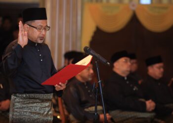 ZAMAKSHARI Mohamad, ADUN Apam Putra antara muka baharu yang dilantik sebagai Exco Kelantan yang baharu pada Majlis Angkat Sumpah di Istana Negeri, Kubang Kerian, Kelantan hari ini-UTUSAN/KAMARUL BISMI KAMARUZAMAN