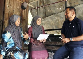 SYAIFUL Rizal Abdul Ghani (kanan) meluangkan masa bertanya khabar selepas menyerahkan Bantuan Awal Pengajian (BAP) kepada pelajar cemerlang Fatin Nur Aqilah Mat Soom pada Majlis Penyerahan Sumbangan Yayasan Bank Rakyat (YBR) di rumahnya di Kampung Chuchoh Puteri,Kuala Krai, Kelantan semalam. UTUSAN/ROSMIZAN RESDI