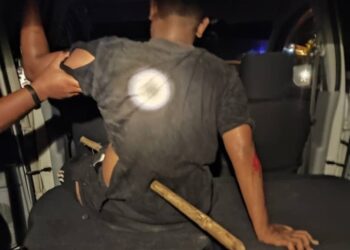 KEADAAN seorang remaja lelaki yang mengalami cedera parah selepas perutnya tertusuk sebatang batang buluh dalam kemalangan di Kilometer 29, Jalan Gua Musang-Jeli di Jambatan Pulau Setelu di Gua Musang, Kelantan, malam semalam. -IHSAN POLIS