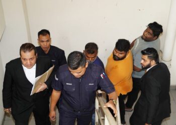SEORANG lelaki dan dua anak lelakinya tiba di Mahkamah Sesyen Petaling Jaya bagi menghadapi pertuduhan menyebabkan kematian seorang lelaki yang mayatnya ditemukan dalam guni. UTUSAN/FARIZ RUSADIO