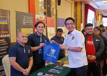 DENNIS Ngau (dua dari kiri) melawat ke salah satu pameran pendidikan dari institusi pendidikan TVET pada Program Jerayawara Karnival Pendidikan dan Kerjaya Project Of Dream Realized (PRO-DR) 2023 di Imperial Hotel, Miri hari ini.