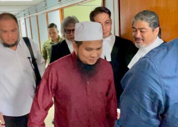 EBIT Lew semasa hadiri perbicaraan gangguan seksual di Mahkamah Majistret Tenom hari ini.