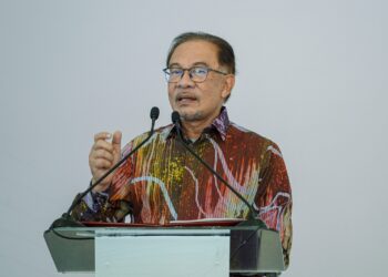 ANWAR Ibrahim berucap merasmikan majlis pecah tanah Residensi Wilayah dan Residensi Prihatin Madani serta Pusat Penjaja Madani di Desa Tasik Sungai Besi di sini, hari ini. -UTUSAN/FARIZ RUSADIO