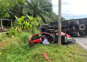 KEADAAN kereta dipandu Muhammad Nazafee Abdul Jalil yang terlibat kemalangan dengan sebuah lori dan motosikal di Jalan Bukit Selambau - Kuala Ketil di Sungai Petani.
