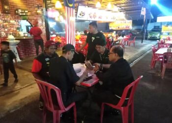 SEBUAH restoran di Port Dickson diserbu KPDN kerana dikesan menggunakan logo halal tamat tempoh.-GAMBAR/IHSAN KPDN.
