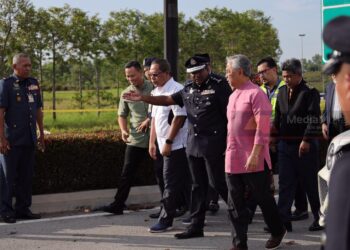 Agong berkenan melawat lokasi nahas pesawat terhempas di Elmina Central Park, Seksyen U16, Shah Alam, petang tadi.