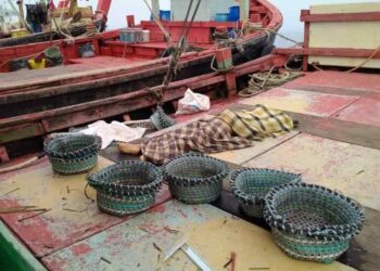 GAMBAR menunjukklan seorang awak-awak maut, manakala seorang cedera parah dan dua lagi cedera ringan ketika ketika sedang menangkap ikan di perairan Pulau Tinggi, Mersing pagi tadi.