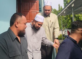 EBIT Lew (dua kiri) semasa hadir 
 perbicaraan di Mahkamah Majistret Tenom, hari ini