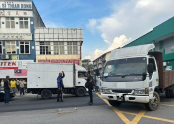 LOKASI kejadian seorang pejalan kaki warga emas maut selepas dilanggar sebuah lori di persimpangan pasar Kuala Pilah petang tadi.