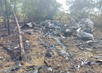 KEADAAN pesawat yang terhempas di kawasan kediaman Elmina di Seksyen U16, Sham Alam di sini, tadi.