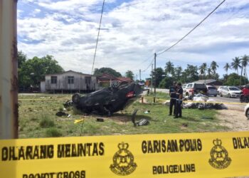 KEADAAN kereta mangsa yang terbalik selepas ditembak suspek tidak dikenali
dalam kejadian di Kampung Rhu Sepuluh, Penarik, Setiu, petang tadi. - UTUSAN/TENGKU DANISH BAHRI TENGKU YUSOFF