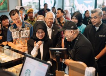 FATIMAH (kiri) diberikan pengalaman merasai penggunaan bahasa isyarat selepas merasmikan Premis Bahasa Isyarat Starbucks, di VivaCity yang merupakan premis ke-3 Malaysia dan pertama di Sarawak dalam usaha memutuskan halangan komunikasi bersama golongan orang pekak.