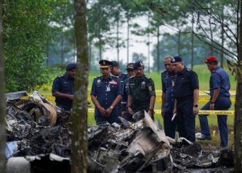 RAZARUDIN Husain (tengah) ketika meninjau kawasan kejadian kapal terbang terhempas, di Elmina, di sini hari ini. -UTUSAN/ SHIDDIEQIIN ZON