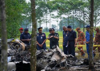 RAZARUDIN Hussain (tengah) berbincang sesuatu di lokasi kejadian pesawat terhempas di Elmina, Shah Alam, Selangor semalam.