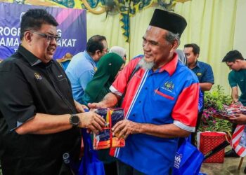 AB. RAUF Yusoh (kiri) menyampaikan Jalur Gemilang pada Program MPAG Bersama Masyarakat Peringkat DUN Tanjung Bidara, Alor Gajah, Melaka.