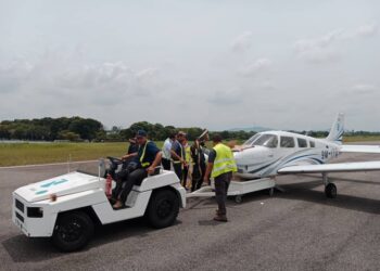 PESAWAT jenis Piper 28 yang sedang dalam latihan penerbangan hilang kawalan semasa mendarat kira-kira pukul 12.16 tengah hari tadi di Batu Berendam, Melaka.