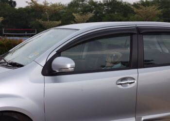 KENDERAAN membawa bekas YDP DPMM Johor dilihat memasuki pekarangan Pejabat SPRM Johor pada pukul 9.35 pagi, hari ini.