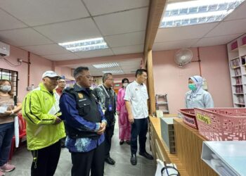 LIM Ban Hong melakukan lawatan tapak bangunan tambahan di KK Bukit Rambai, Melaka.