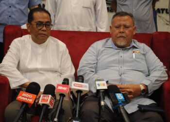 MOHAMAD Khaled Nordin bersama  Aminolhuda Hassan pada  sidang media selepas  menghadiri Mesyuarat Khas Umno Johor dan Parti Amanah Johor menjelang PRK di Pejabat Badan  Perhubungan Umno Johor, Johor Bahru disini. -UTUSAN/RAJA JAAFAR ALI.