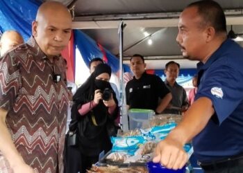 ARMIZAN Mohd. Ali (kiri) melakukan Walkabout Jualan Rahmah DUN Simpang Jeram@JDT Corner Big Screen Southern Tigers, Dataran Cenderawasih Sungai Abong di Muar hari ini.