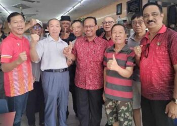 SUHAIZAN Kaiat (tengah) meluangkan masa menemui penduduk dan masyarakat setempat di Kempas, Johor Bahru.