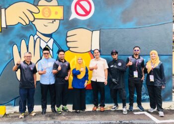 SARIMAH Sulaiman (empat dari kiri) bergambar di hadapan lukisan Mural Integriti sempena Majlis Penutup Enhancing Integrity Project (EIP), Program Pegawai Integriti Bertauliah Siri 35 Bil. 2/2023 di Kolej Mara Seremban di Seremban hari ini.