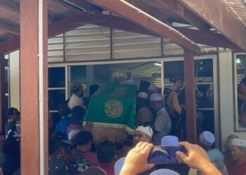 JENAZAH Muhamad Hafiz Muhamad Saleh tiba di Masjid Al-Huda untuk disolatkan sebelum dikebumikan di Tanah Perkuburan Islam Kampung Jerung di Sungai Petani.