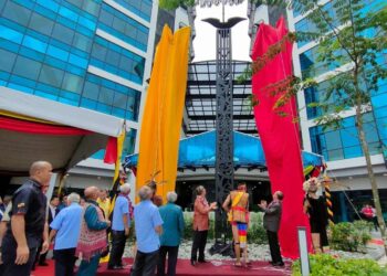 ABANG Johari Tun Openg  (tiga dari kanan) melabuhkan kain pada tiang Panggau Dayak, sebagai simbolik perasmian kedua-dua bangunan baharu Ibu Pejabat Yayasan Kebudayaan Dayak (DCF) dan Dewan Perniagaan dan Perindustrian Dayak (DCCI), di sini petang tadi.