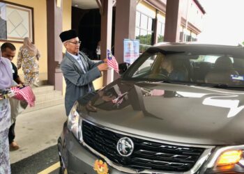 210823-Klt-Kada SSHP



MUHAMMAD Husin (kiri) memasang Jalur Gemilang di sebuah kenderaan pada Pra Sambutan Kemerdekaan di Pejabat Kada, Kota Bharu, Kelantan hari ini.- UTUSAN/ ROSLIZA MOHAMED