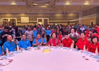 TIONG King Sing (empat dari kiri) dan Wong Soon Koh (empat dari kanan) pada Majlis Makan Perpaduan PDP dan PSB di Sibu.