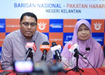 MOHD. Syahbuddin Hasyim (kiri) bersama Dr. Hafidzah Mustakim semasa sidang media di Ibu Pejabat UMNO Kelantan, Kota Bharu, Kelantan. -UTUSAN/KAMARUL BISMI KAMARUZAMAN