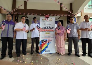 WAN Abd. Rahim Wan Abdullah (tiga dari kiri) bersama Dr. Hafidzah Mustaqim semasa perasmian Program Jelajah Merdeka dan Kibar Jalur Gemilang LKTN 2023 di Ibu Pejabat LKTN di Kota Bharu, Kelantan hari ini. UTUSAN/MUSTAQIM MOHAMED