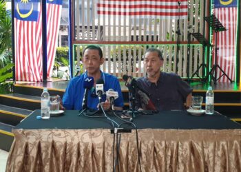 Datuk Misbun Sidek (kiri) ditemani Datuk Seri Jalani Sidek dalam satu sidang media di Kuala Lumpur, semalam.