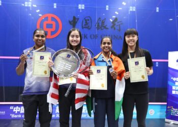 AIRA Azman (dua kiri) dan K. Sehveetrraa (kiri) meraih pingat emas dan perak pada Kejohanan Skuasy Individu Remaja Asia di Dalian, China, hari ini. - Ihsan Persekutuan Skuasy Asia