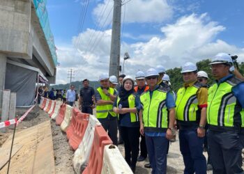 ALEXANDER Nanta Linggi (tiga kanan) bersama Abdul Rahman Mohamad (kanan) dan Shahelmey Yahya (dua kanan) semasa lawatan tapak Lebuhraya Pan Borneo di Papar hari ini.