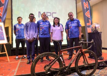 MENTERI Belia dan Sukan, Hanna Yeoh (dua kanan) bergambar selepas melancarkan Pasukan Malaysia Pro Cycling di Hotel Le Meridien Putrajaya di sini, hari ini.-UTUSAN/FAISOL MUSTAFA