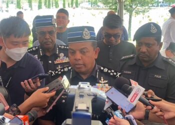 AYOB Khan ketika ditemui media selepas hadir ke majlis pengebumian jenazah Johari Harun di Tanah Perkuburan Raudhatul Sakinah, Taman Selaseh. - UTUSAN/ARIF AIMAN ASROL