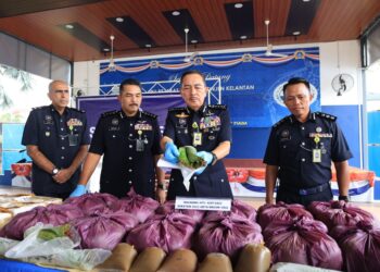 MUHAMAD Zaki Harun (dua kanan) menunjukkan daun ketum yang dirampas semasa sidang media di IPK Kelantan, Kota Bharu, Kelantan hari ini-UTUSAN/KAMARUL BISMI KAMARUZAMAN