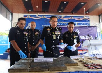 MUHAMAD Zaki Harun (tengah) menunjukkan sebahagian dadah yang di rampas semasa sidang media di IPK Kelantan, Kota Bharu, Kelantan hari ini-UTUSAN/KAMARUL BISMI KAMARUZAMAN