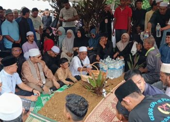 JENAZAH Allahyarham Idris Abdol Talib @ Ramli selamat dikebumikan di Tanah Perkuburan Islam Barak, Benus, dekat Bentong.