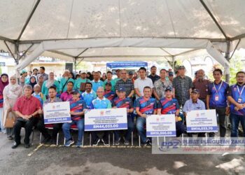 GOLONGAN asnaf terdiri daripada tukang kebun dan pekerja sektor kebersihan Jabatan Perumahan DBKL dan Alam Flora menerima sumbangan serta kelengkapan pertanian sempena Program Pertanian Bandar dan Gotong-Royong Muhibbah anjuran Pusat Pungutan Zakat-Majlis Agama Islam Wilayah Persekutuan (PPZ-MAIWP) di Kebun Kejiranan Bandar KRT Seri Perlis 2 dan Kebun Bandar Sungai Bunus.