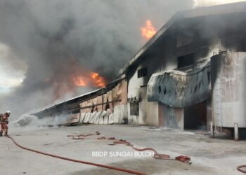 PROSES pemadaman dijalankan pihak bomba selepas enam buah kilang pembuatan perabot di Kampung Baru Sungai Buloh terbakar.