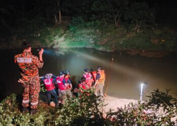 ANGGOTA bomba melakukan pencarian mangsa yang lemas dalam kejadian di Sungai Simen, Jalan Rantau Ladang Kombok, Rantau, Seremban malam tadi.-GAMBAR/IHSAN BOMBA.