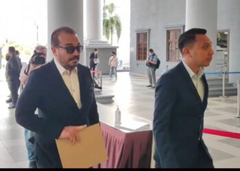Khalid Mohamad Jiwa (kiri) tiba di Mahkamah Tinggi Kuala Lumpur bagi memberi keterangan pada perbicaraan kes Ahmad Zahid Hamidi  melibatkan dana Yayasan Akalbudi. UTUSAN/NORLIZAH ABAS