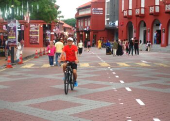 SUASANA tenang tanpa kelibat kenderaan membolehkan pelancong bebas berjalan di Banda Hilir, Melaka. - UTUSAN/AMRAN MULUP
