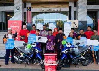 DR. ASMADI ABDUL RAHMAN (depan, tengah) bersama penghantar makanan golongan asnaf ketika penyerahan motosikal di bawah Program MUIP Food Rider di Kuantan, Pahang baru-baru ini. – UTUSAN/HARIS FADILAH AHMAD